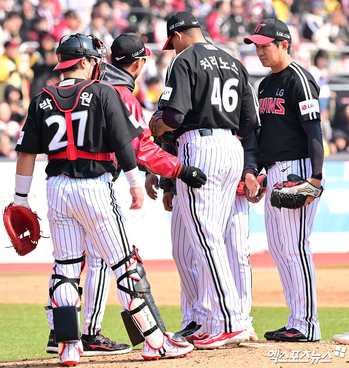 8일 오후 수원KT위즈파크에서 열린 '2025 신한 SOL Bank KBO리그' LG 트윈스와 KT 위즈의 시범경기, 4회말 1사 1루 LG 선발투수 치리노스가 마운드를 내려가고 있다. 수원, 김한준 기자