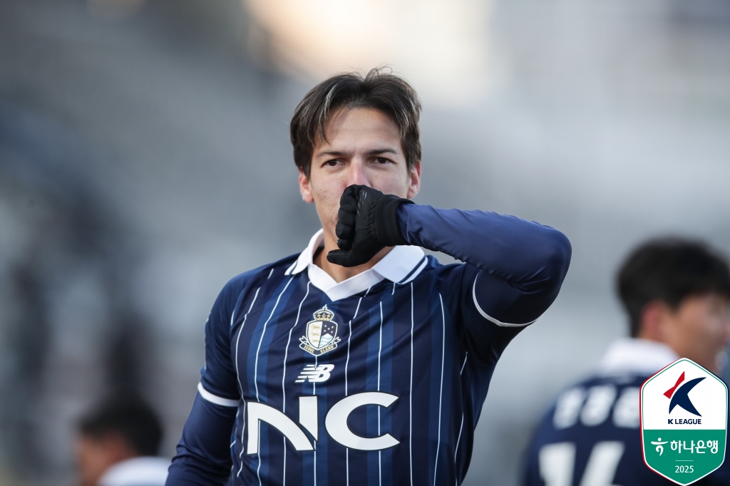 이랜드와 수원이 9일 오후 2시 서울 목동운동장에서 '하나은행 K리그2 2025' 3라운드 맞대결을 갖는다.   개막 후 아직 지지 않은 이랜드는 현재 7위(1승 1무・승점 4), 수원은 2라운드에서 패해 10위(1승 1패・승점 3)에 머물러 있다. 한국프로축구연맹