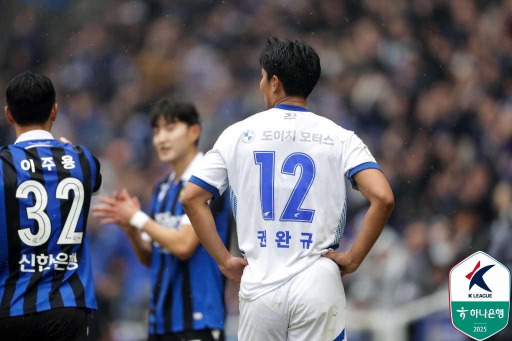 이랜드와 수원이 9일 오후 2시 서울 목동운동장에서 '하나은행 K리그2 2025' 3라운드 맞대결을 갖는다.   개막 후 아직 지지 않은 이랜드는 현재 7위(1승 1무・승점 4), 수원은 2라운드에서 패해 10위(1승 1패・승점 3)에 머물러 있다. 한국프로축구연맹