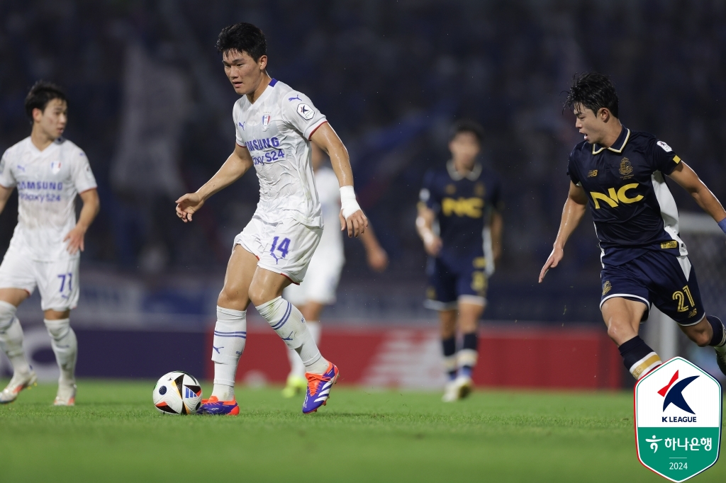 이랜드와 수원이 9일 오후 2시 서울 목동운동장에서 '하나은행 K리그2 2025' 3라운드 맞대결을 갖는다.   개막 후 아직 지지 않은 이랜드는 현재 7위(1승 1무・승점 4), 수원은 2라운드에서 패해 10위(1승 1패・승점 3)에 머물러 있다. 한국프로축구연맹