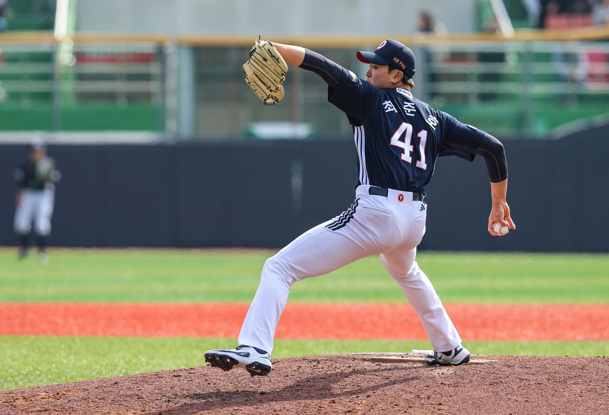 '5선발 후보' 최준호는 8일 청주야구장에서 열린 2025 KBO리그 한화 이글스와의 시범경기 개막전에 등판해 4이닝 1실점으로 쾌투했다. 두산 베어스 