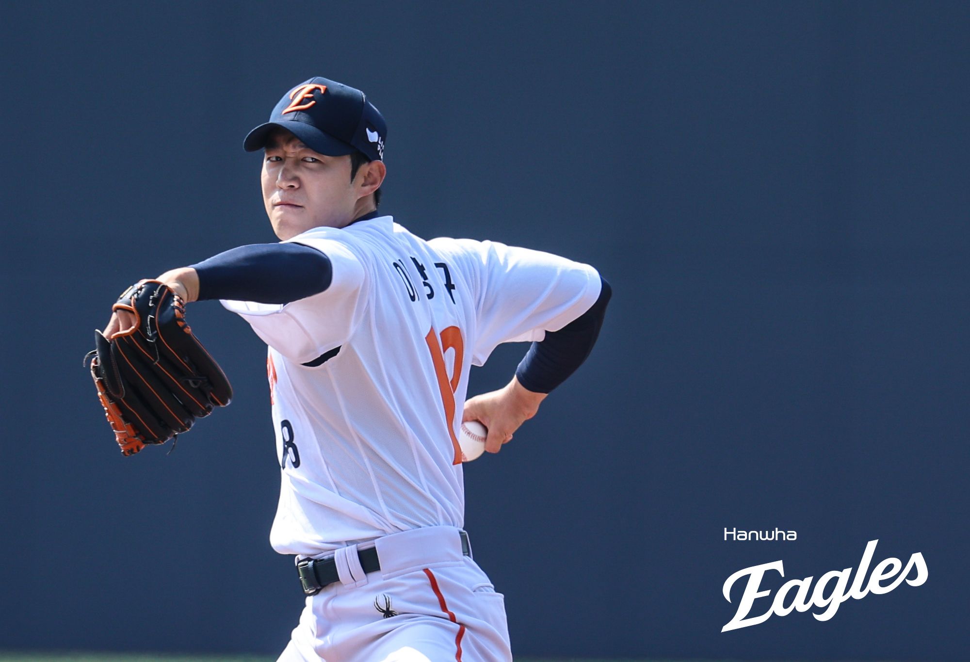 9일 청주야구장에서 열린 2025 KBO리그 두산 베어스와 한화 이글스의 경기, 한화 선발 이상규가 공을 힘차게 던지고 있다. 한화 이글스