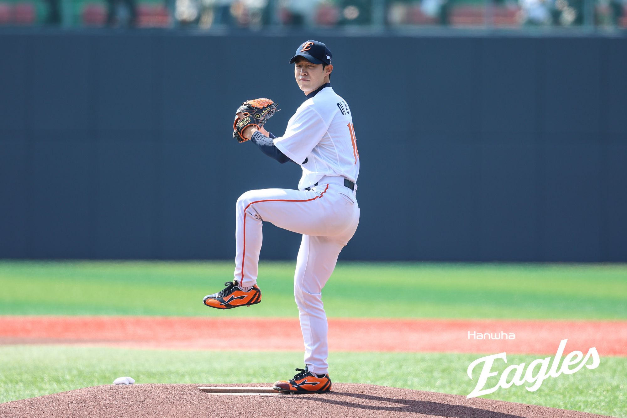 9일 청주야구장에서 열린 2025 KBO리그 두산 베어스와 한화 이글스의 경기, 한화 선발 이상규가 공을 힘차게 던지고 있다. 한화 이글스