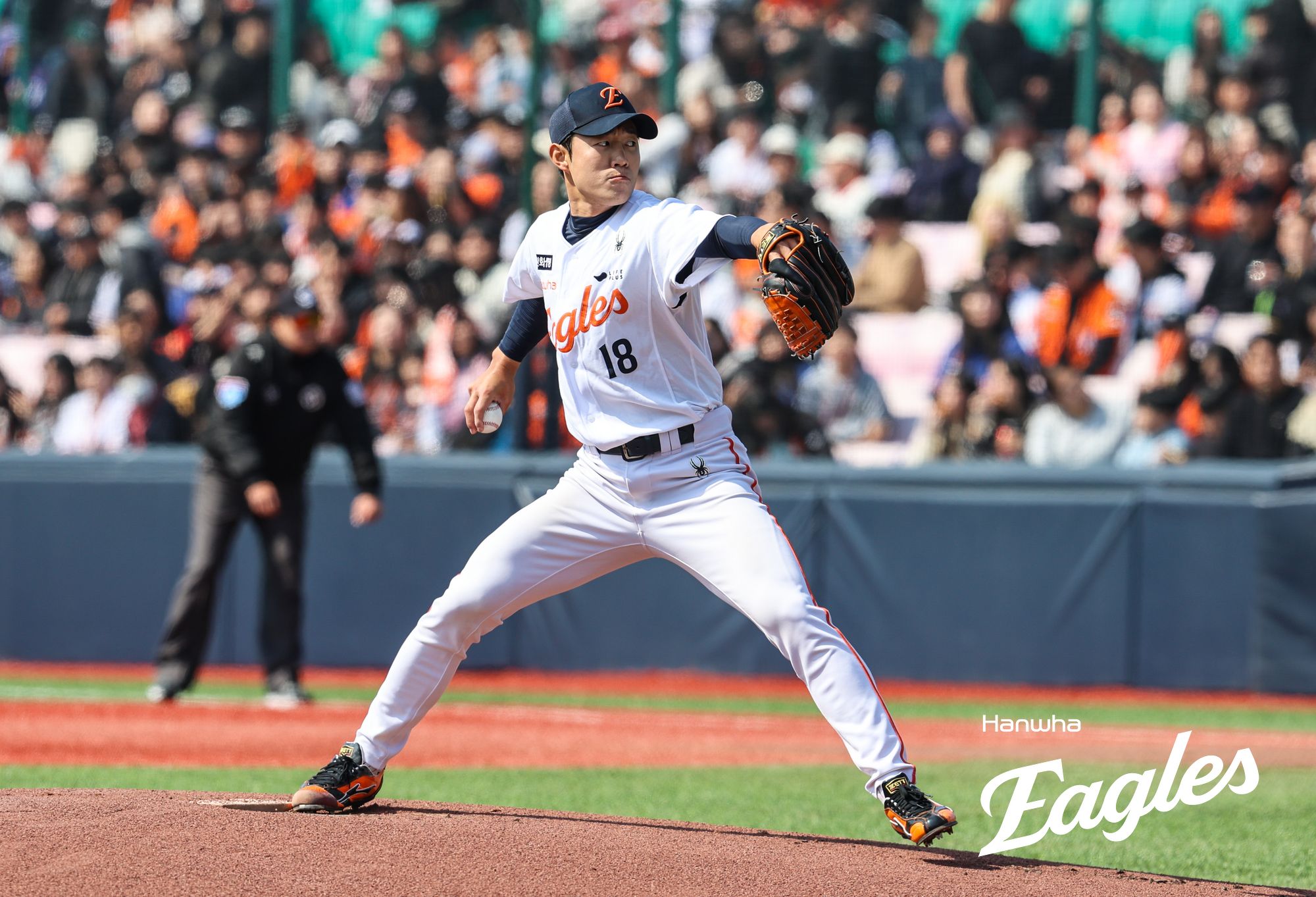 9일 청주야구장에서 열린 2025 KBO리그 두산 베어스와 한화 이글스의 경기, 한화 선발 이상규가 공을 힘차게 던지고 있다. 한화 이글스
