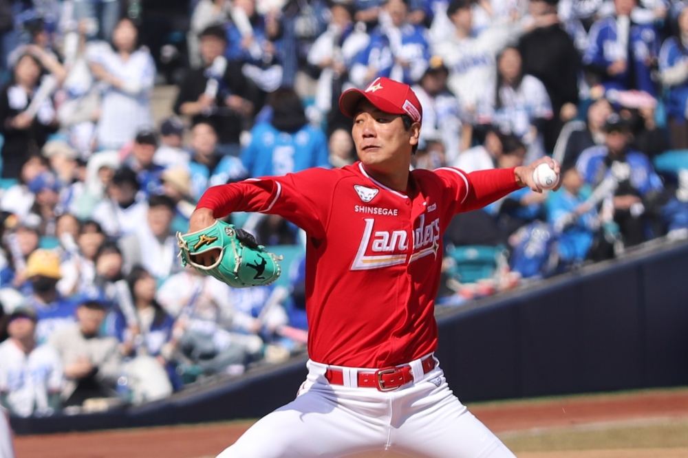 9일 오후 대구삼성라이온즈파크에서 열린 2025 신한 SOL Bank KBO리그 시범경기 SSG 랜더스와 삼성 라이온즈의 경기, SSG 선발투수 김광현이 공을 힘차게 던지고 있다. SSG 랜더스