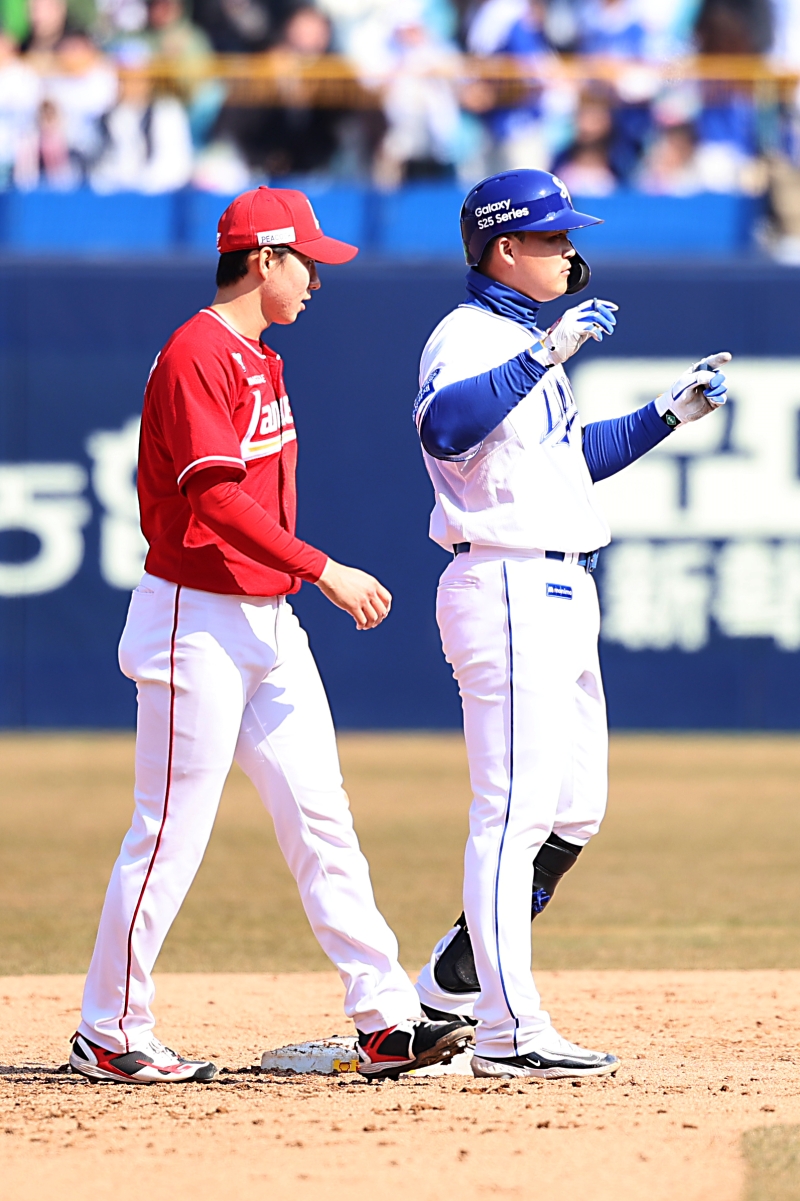 9일 오후 대구삼성라이온즈파크에서 열린 2025 신한 SOL Bank KBO리그 시범경기 SSG 랜더스와 삼성 라이온즈의 경기, 5회말 2사 2루 삼성 전병우가 1타점 2루타를 친 뒤 기뻐하고 있다. 삼성 라이온즈