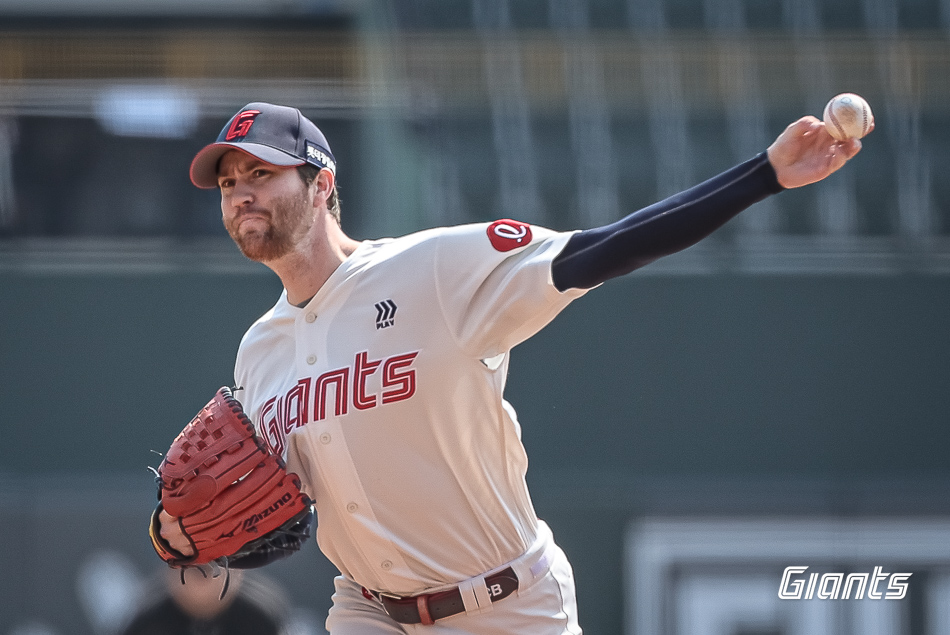 롯데 자이언츠 에이스 찰리 반즈가 9일 부산 사직야구장에서 열린 2025 신한 SOL Bank KBO 시범경기 2차전에서 KIA 타이거즈를 상대로 4이닝 무실점 호투를 펼쳤다. 사진 롯데 자이언츠
