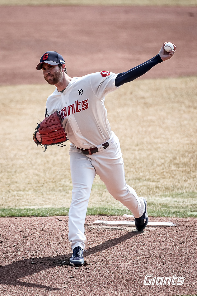 롯데 자이언츠 에이스 찰리 반즈가 9일 부산 사직야구장에서 열린 2025 신한 SOL Bank KBO 시범경기 2차전에서 KIA 타이거즈를 상대로 4이닝 무실점 호투를 펼쳤다. 사진 롯데 자이언츠