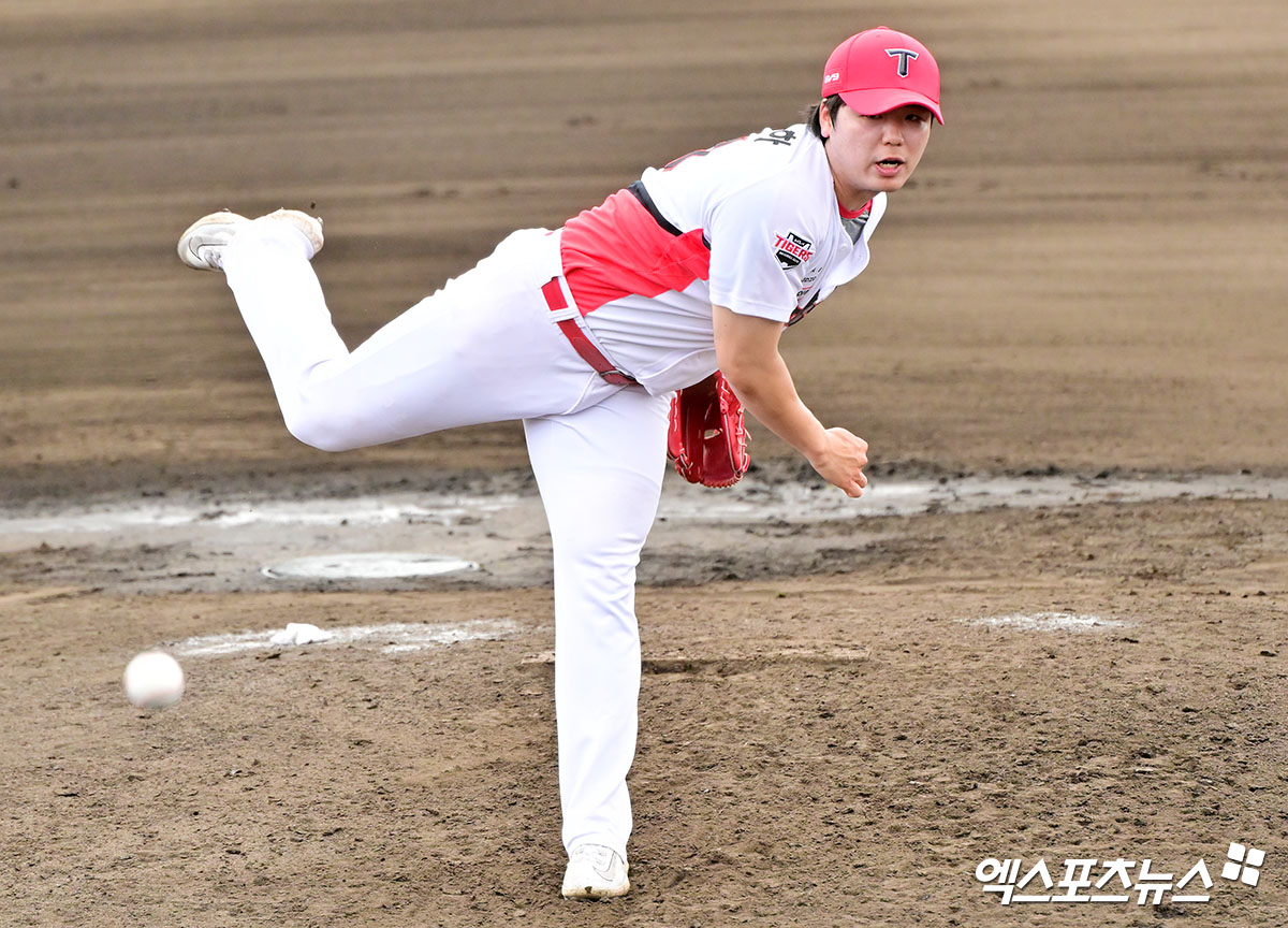 KIA 타이거즈 우완 황동하가 9일 부산 사직야구장에서 열린 2025 신한 SOL Bank KBO 시범경기 2차전에서 롯데 자이언츠를 상대로 2이닝 무실점 호투를 펼쳤다. 사진 엑스포츠뉴스 DB
