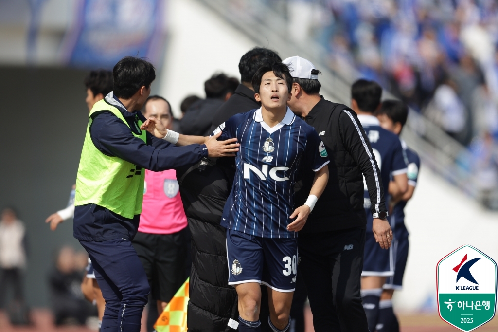 이랜드가 9일 서울 목동운동장에서 열린 수원삼성과의 '하나은행 K리그2 2025' 3라운드 맞대결에서 네 골을 폭발시키며 연속골이 터지면서 4-2 대승을 거뒀다.   9644명의 관중이 경기장을 찾은 가운데, 시즌 시작 전 이랜드, 수원, 인천유나이티드가 3강으로 평가받은 가운데, 수원은 두 팀에게 시즌 초반 모두 패하면서 엇박자가 났다. 한국프로축구연맹