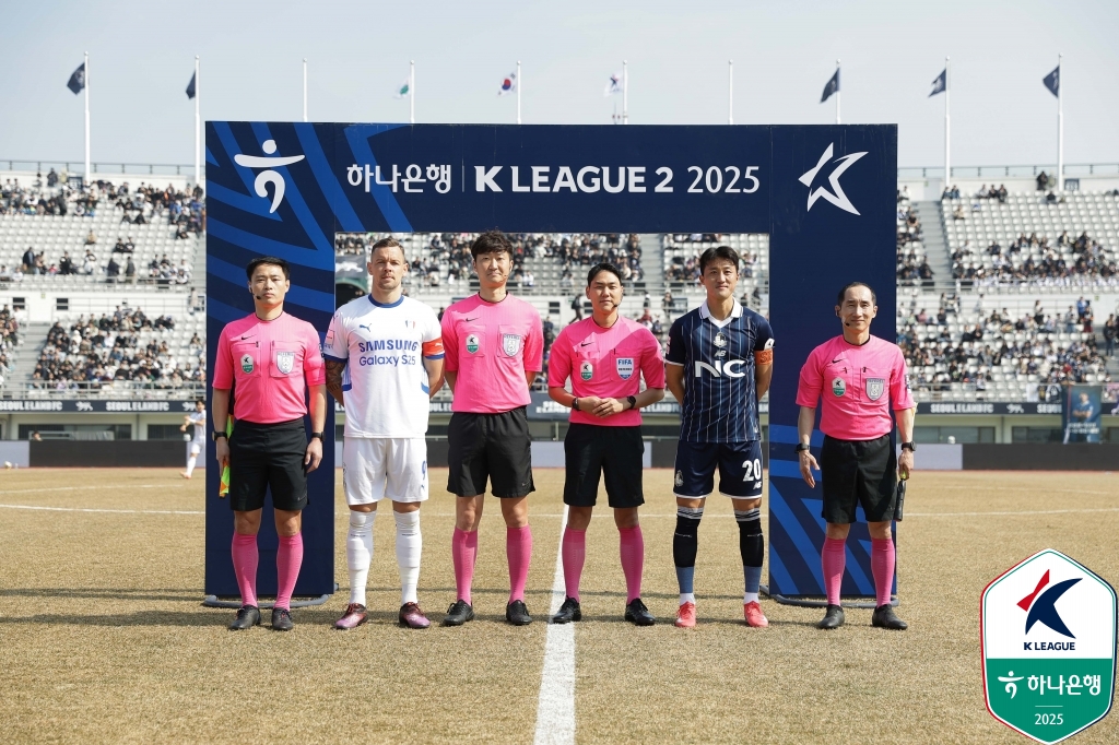 이랜드가 9일 서울 목동운동장에서 열린 수원삼성과의 '하나은행 K리그2 2025' 3라운드 맞대결에서 네 골을 폭발시키며 연속골이 터지면서 4-2 대승을 거뒀다.   9644명의 관중이 경기장을 찾은 가운데, 시즌 시작 전 이랜드, 수원, 인천유나이티드가 3강으로 평가받은 가운데, 수원은 두 팀에게 시즌 초반 모두 패하면서 엇박자가 났다. 한국프로축구연맹