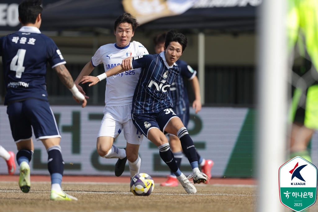 이랜드가 9일 서울 목동운동장에서 열린 수원삼성과의 '하나은행 K리그2 2025' 3라운드 맞대결에서 네 골을 폭발시키며 연속골이 터지면서 4-2 대승을 거뒀다.   9644명의 관중이 경기장을 찾은 가운데, 시즌 시작 전 이랜드, 수원, 인천유나이티드가 3강으로 평가받은 가운데, 수원은 두 팀에게 시즌 초반 모두 패하면서 엇박자가 났다. 한국프로축구연맹