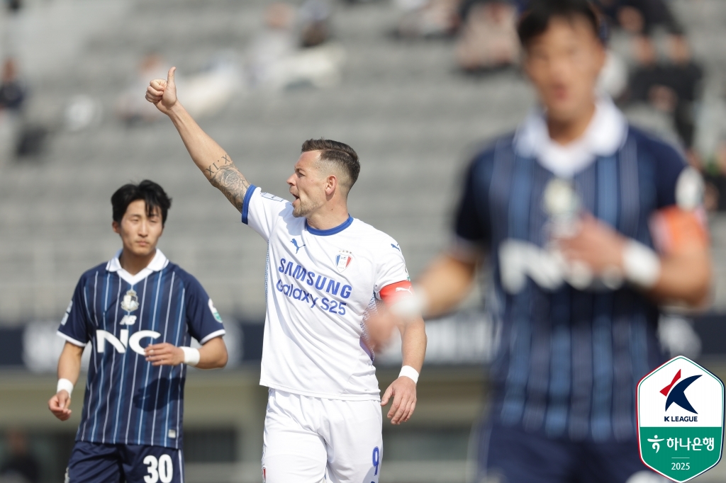 이랜드가 9일 서울 목동운동장에서 열린 수원삼성과의 '하나은행 K리그2 2025' 3라운드 맞대결에서 네 골을 폭발시키며 연속골이 터지면서 4-2 대승을 거뒀다.   9644명의 관중이 경기장을 찾은 가운데, 시즌 시작 전 이랜드, 수원, 인천유나이티드가 3강으로 평가받은 가운데, 수원은 두 팀에게 시즌 초반 모두 패하면서 엇박자가 났다. 한국프로축구연맹