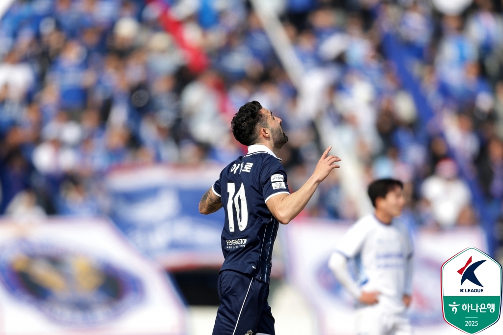 이랜드가 9일 서울 목동운동장에서 열린 수원삼성과의 '하나은행 K리그2 2025' 3라운드 맞대결에서 네 골을 폭발시키며 연속골이 터지면서 4-2 대승을 거뒀다.   9644명의 관중이 경기장을 찾은 가운데, 시즌 시작 전 이랜드, 수원, 인천유나이티드가 3강으로 평가받은 가운데, 수원은 두 팀에게 시즌 초반 모두 패하면서 엇박자가 났다. 한국프로축구연맹