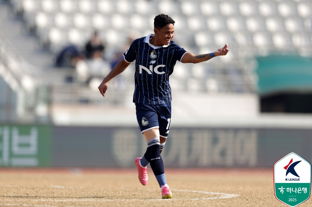 이랜드가 9일 서울 목동운동장에서 열린 수원삼성과의 '하나은행 K리그2 2025' 3라운드 맞대결에서 네 골을 폭발시키며 연속골이 터지면서 4-2 대승을 거뒀다.   9644명의 관중이 경기장을 찾은 가운데, 시즌 시작 전 이랜드, 수원, 인천유나이티드가 3강으로 평가받은 가운데, 수원은 두 팀에게 시즌 초반 모두 패하면서 엇박자가 났다. 한국프로축구연맹