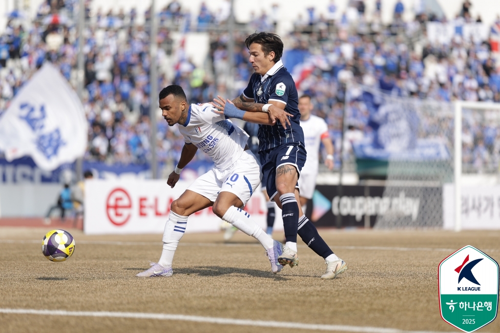 이랜드가 9일 서울 목동운동장에서 열린 수원삼성과의 '하나은행 K리그2 2025' 3라운드 맞대결에서 네 골을 폭발시키며 연속골이 터지면서 4-2 대승을 거뒀다.   9644명의 관중이 경기장을 찾은 가운데, 시즌 시작 전 이랜드, 수원, 인천유나이티드가 3강으로 평가받은 가운데, 수원은 두 팀에게 시즌 초반 모두 패하면서 엇박자가 났다. 한국프로축구연맹