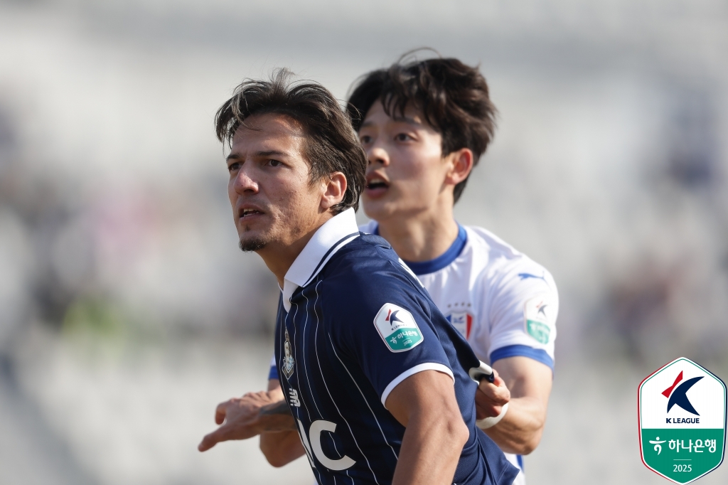 이랜드가 9일 서울 목동운동장에서 열린 수원삼성과의 '하나은행 K리그2 2025' 3라운드 맞대결에서 네 골을 폭발시키며 연속골이 터지면서 4-2 대승을 거뒀다.   9644명의 관중이 경기장을 찾은 가운데, 시즌 시작 전 이랜드, 수원, 인천유나이티드가 3강으로 평가받은 가운데, 수원은 두 팀에게 시즌 초반 모두 패하면서 엇박자가 났다. 한국프로축구연맹