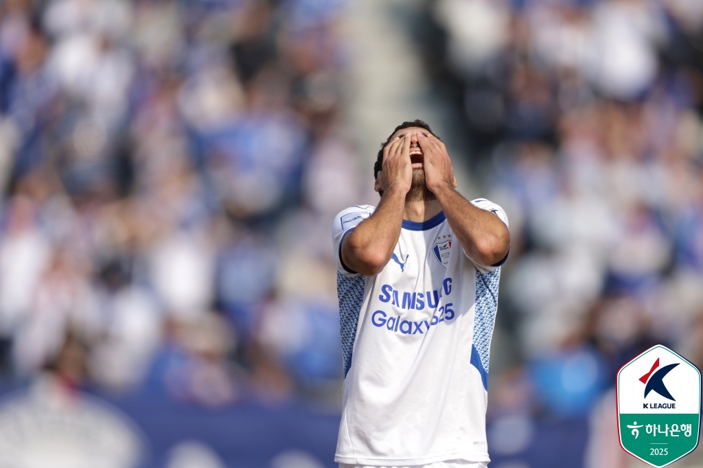 이랜드가 9일 서울 목동운동장에서 열린 수원삼성과의 '하나은행 K리그2 2025' 3라운드 맞대결에서 네 골을 폭발시키며 연속골이 터지면서 4-2 대승을 거뒀다.   9644명의 관중이 경기장을 찾은 가운데, 시즌 시작 전 이랜드, 수원, 인천유나이티드가 3강으로 평가받은 가운데, 수원은 두 팀에게 시즌 초반 모두 패하면서 엇박자가 났다. 한국프로축구연맹
