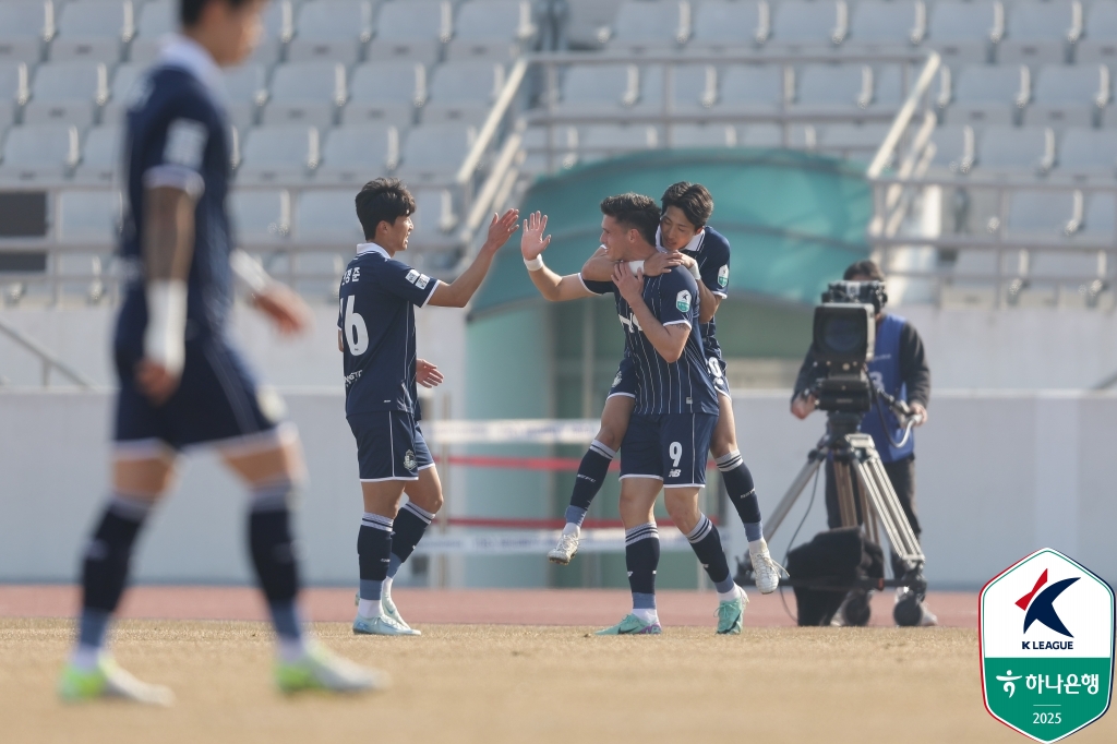 이랜드가 9일 서울 목동운동장에서 열린 수원삼성과의 '하나은행 K리그2 2025' 3라운드 맞대결에서 네 골을 폭발시키며 연속골이 터지면서 4-2 대승을 거뒀다.   9644명의 관중이 경기장을 찾은 가운데, 시즌 시작 전 이랜드, 수원, 인천유나이티드가 3강으로 평가받은 가운데, 수원은 두 팀에게 시즌 초반 모두 패하면서 엇박자가 났다. 한국프로축구연맹
