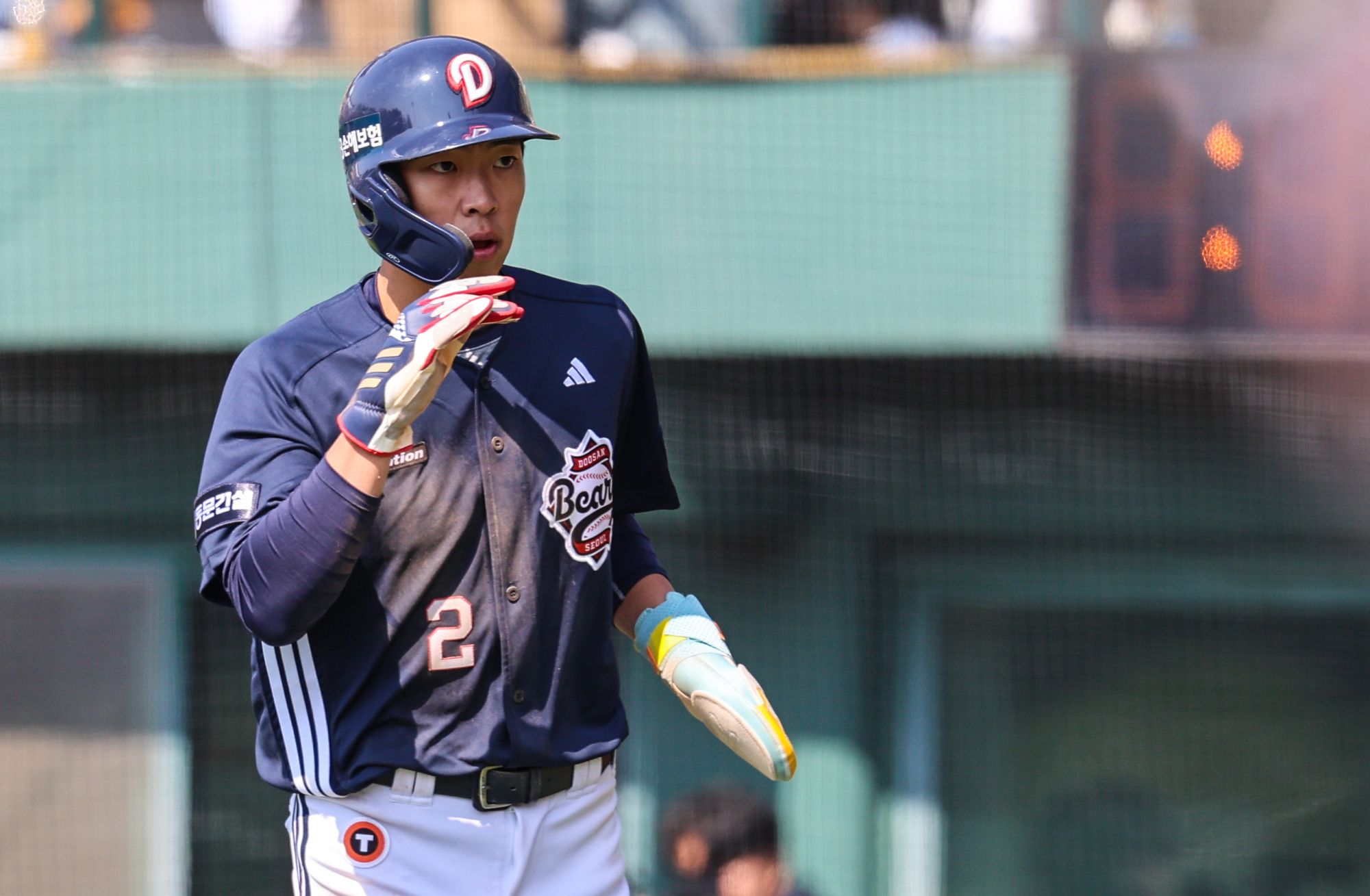 9일 청주야구장에서 열린 2025 KBO리그 두산 베어스와 한화 이글스의 경기, 두산 김민석이 득점을 하고 있다. 두산 베어스