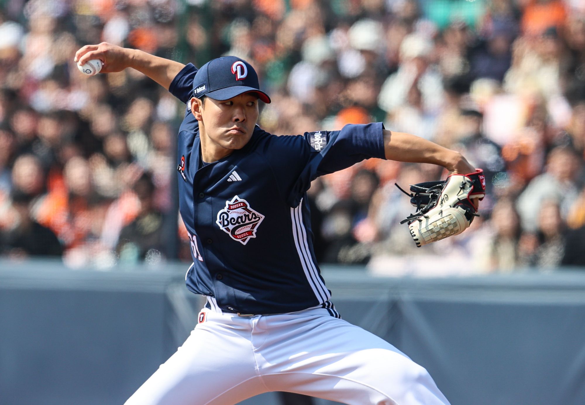 9일 청주야구장에서 열린 2025 KBO리그 두산 베어스와 한화 이글스의 경기, 두산 선발로 등판한 최원준이 공을 힘차게 던지고 있다. 두산 베어스