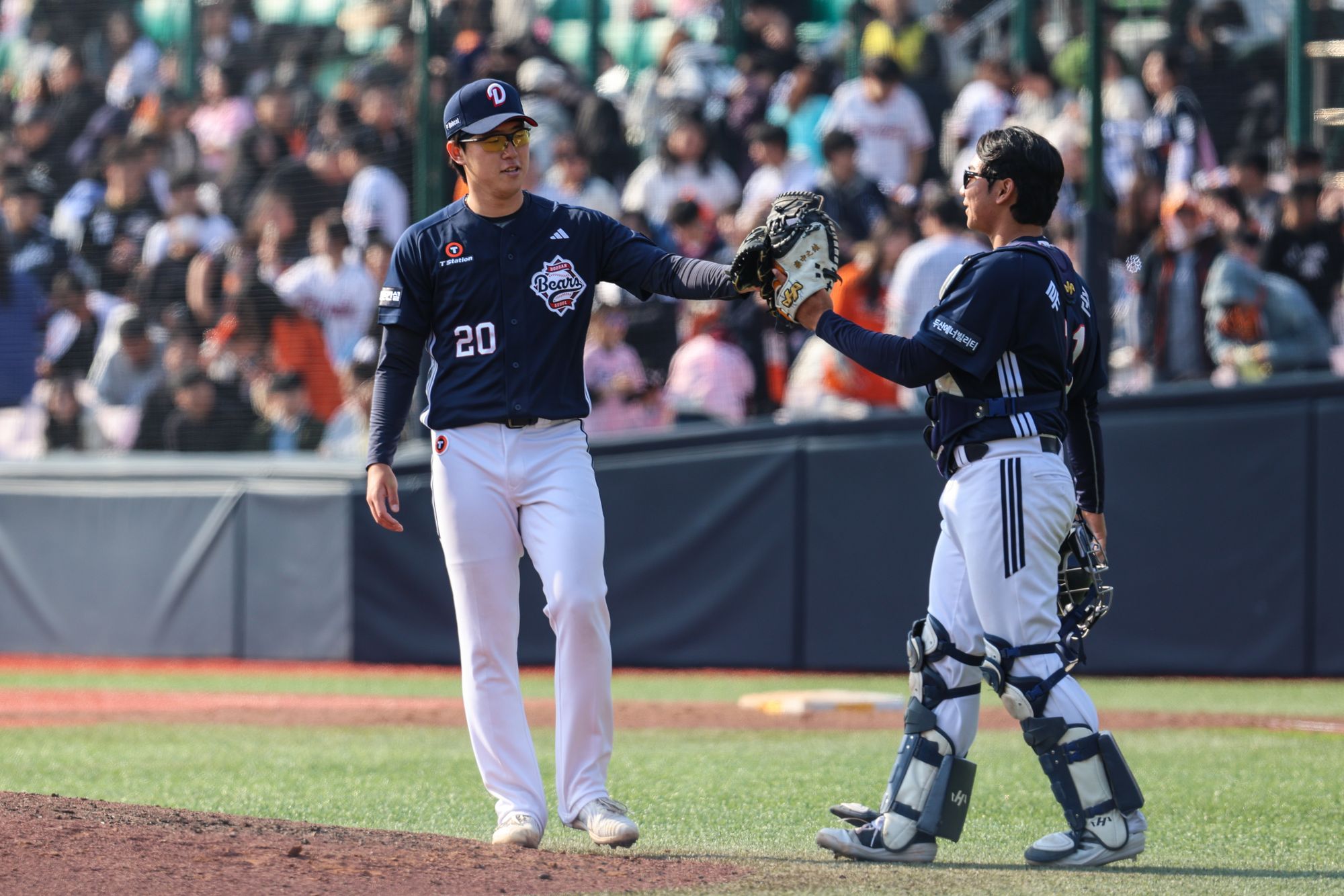 9일 청주야구장에서 열린 2025 KBO리그 두산 베어스와 한화 이글스의 경기, 두산 김유성이 하이파이브를 하고 있다. 두산 베어스