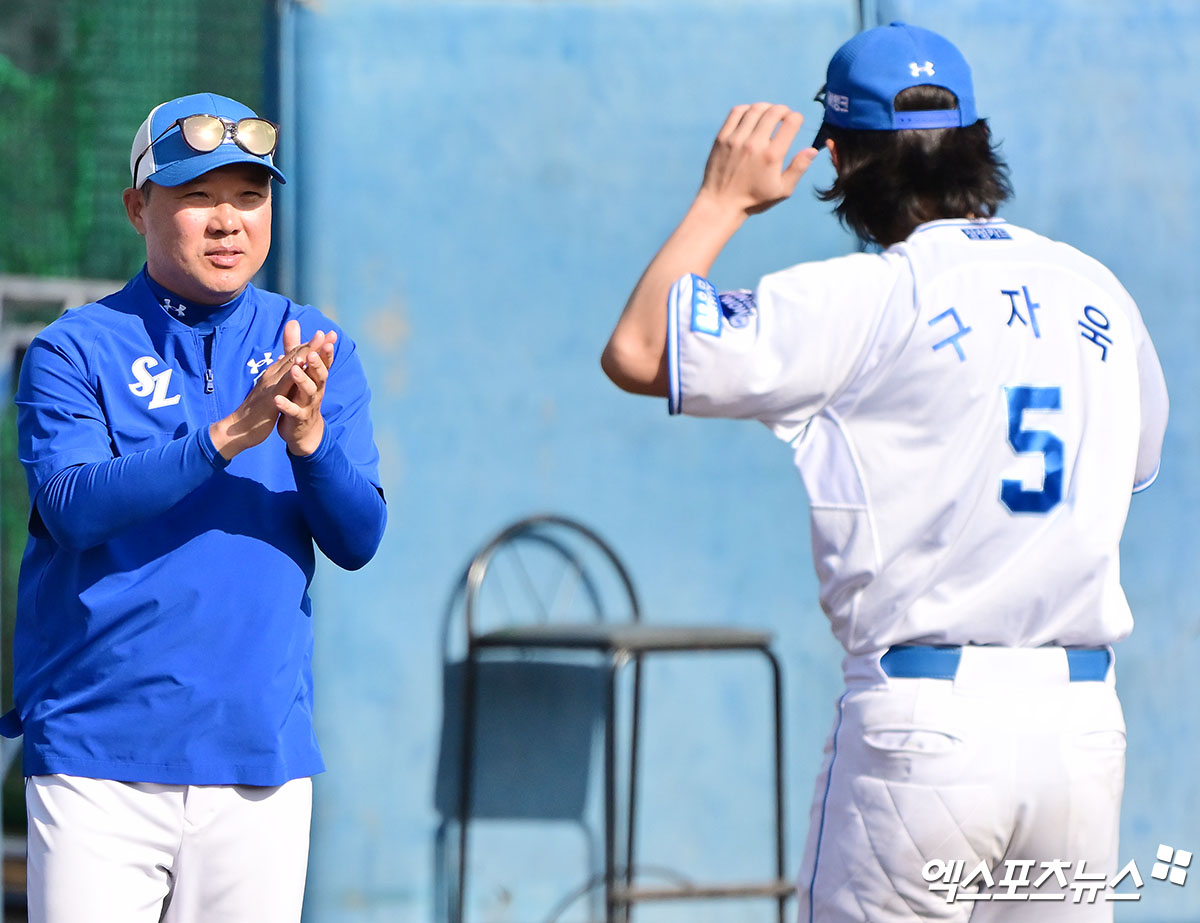 2일 오후 일본 오키나와 온나손 아카마 구장에서 열린 KIA 타이거즈와 삼성 라이온즈의 연습경기, 삼성이 KIA에 8:4로 승리했다.  이날 경기에서 승리한 삼성 박진만 감독이 선수단에게 박수를 보내고 있다. 엑스포츠뉴스 DB