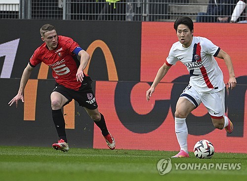 이강인이 손흥민 소속팀인 토트넘의 관심을 받고 있다는 보도가 등장했다. '토트넘 트랜스퍼 뉴스'는 이강인을 토트넘이 주시하고 있으며 630억원이면 영입 가능한 것으로 파악했다고 보도했다. 이강인이 이적에 성공하고 손흥민이 올여름 잔류하면 한국 축구의 원투펀치가 북런던에서 결합하는 셈이 된다. 연합뉴스