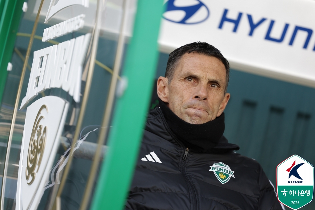 강원FC는 9일 전북월드컵경기장에서 열린 전북현대와의 '하나은행 K리그1 2024' 4라운드 원정 경기에서 후반 45분에 터진 김경민의 결승골에 힘입어 1-0 승리를 거뒀다. 이날 승리로 강원은 전북전 연승 기록을 5연승으로 늘렸다. 전북의 경우 또다시 강원전에서 고개를 숙이면서 최근 공식전 4경기 무승(1무3패)과 3연패 수렁에 빠졌다. 한국프로축구연맹 제공