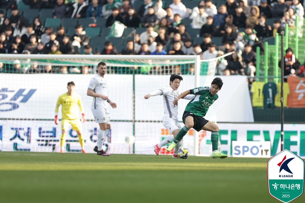 강원FC는 9일 전북월드컵경기장에서 열린 전북현대와의 '하나은행 K리그1 2024' 4라운드 원정 경기에서 후반 45분에 터진 김경민의 결승골에 힘입어 1-0 승리를 거뒀다. 이날 승리로 강원은 전북전 연승 기록을 5연승으로 늘렸다. 전북의 경우 또다시 강원전에서 고개를 숙이면서 최근 공식전 4경기 무승(1무3패)과 3연패 수렁에 빠졌다. 한국프로축구연맹 제공