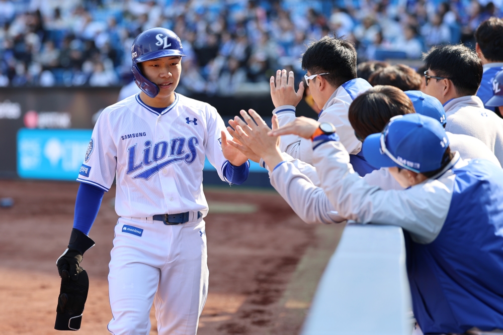 9일 오후 대구삼성라이온즈파크에서 열린 2025 신한 SOL Bank KBO리그 시범경기 SSG 랜더스와 삼성 라이온즈의 경기, 6회말 1사 2루 강민호의 1타점 2루타 때 2루주자 김지찬이 득점을 올린 뒤 동료들과 하이파이브를 하고 있다. 삼성 라이온즈