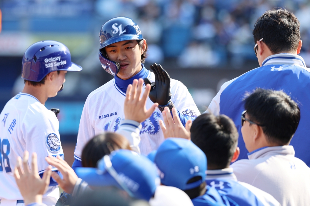 9일 오후 대구삼성라이온즈파크에서 열린 2025 신한 SOL Bank KBO리그 시범경기 SSG 랜더스와 삼성 라이온즈의 경기, 6회말 무사 3루 삼성 구자욱이 내야안타를 치고 대주자 이해승으로 교체된 이후 동료들과 하이파이브를 하고 있다. 삼성 라이온즈