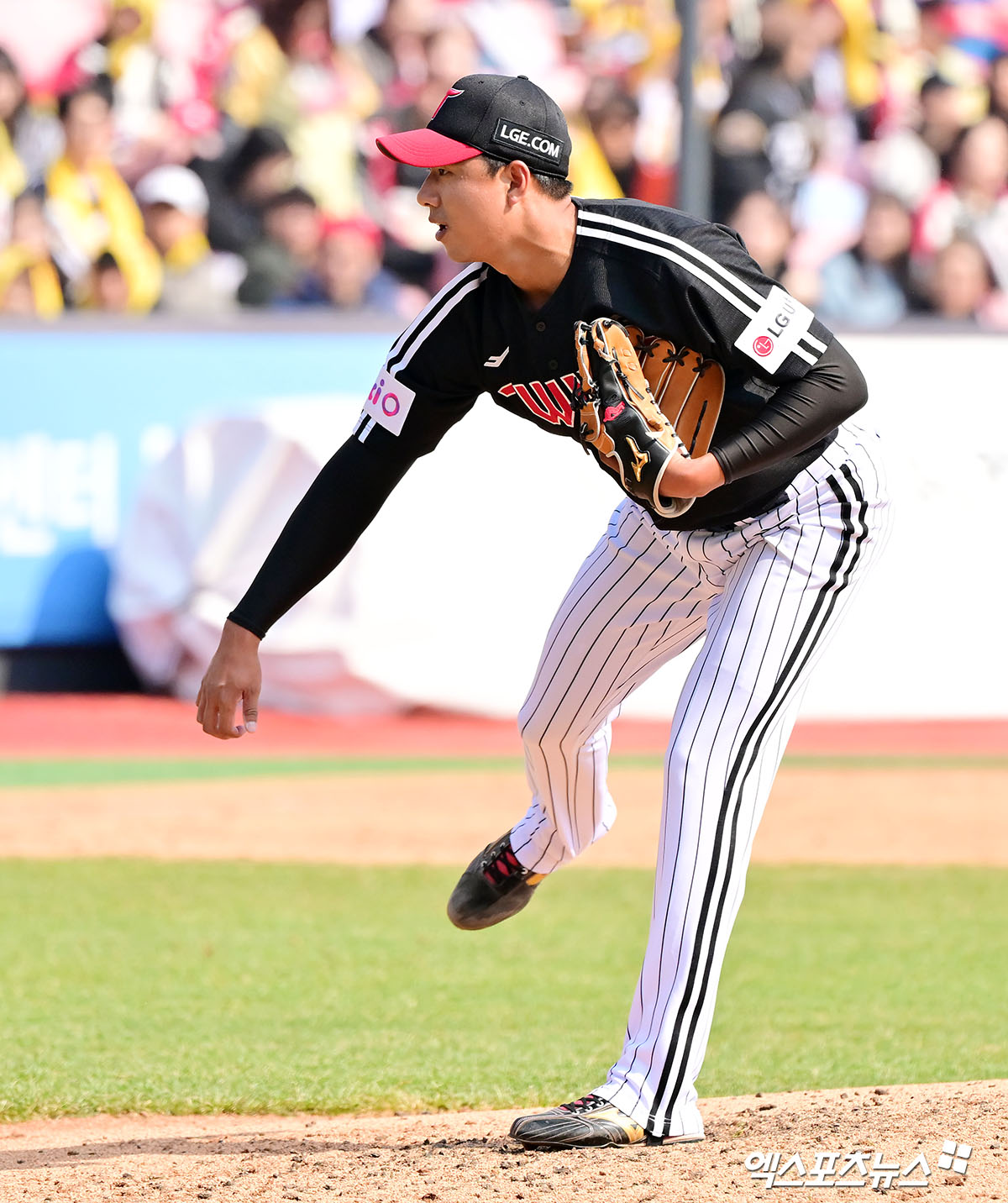 LG 트윈스 염경엽 감독이 지난 겨울 미국 트레이닝 센터를 다녀온 투수 정우영의 부진한 시범경기 첫 등판 결과에 대해 시간이 더 필요하다고 바라봤다. 엑스포츠뉴스 DB