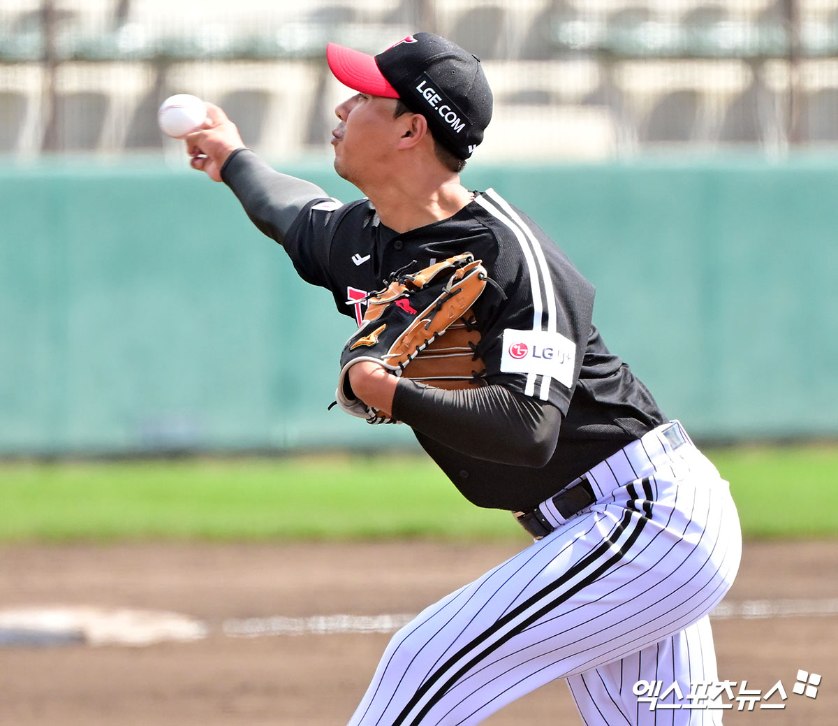 LG 트윈스 염경엽 감독이 지난 겨울 미국 트레이닝 센터를 다녀온 투수 정우영의 부진한 시범경기 첫 등판 결과에 대해 시간이 더 필요하다고 바라봤다. 엑스포츠뉴스 DB