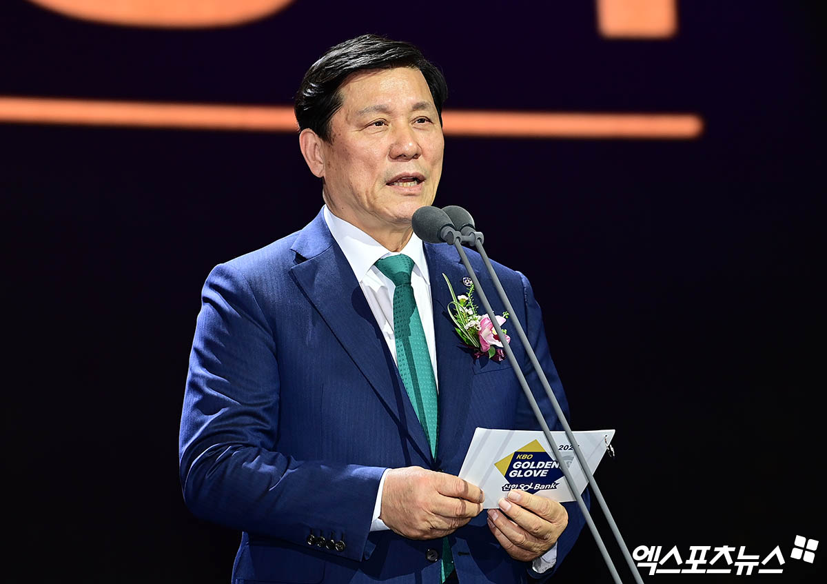 13일 오후 서울 삼성동 코엑스 오디토리움에서 열리는 '2024 KBO 골든글러브' 시상식에 앞서 허구연 KBO 총재가 인사하고 있다. 엑스포츠뉴스 DB