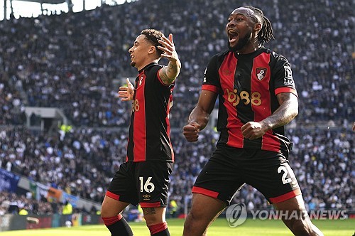 안지 포스테코글루 감독이 이끄는 토트넘이 9일(한국시간) 영국 런던에 있는 토트넘 홋스퍼 스타디움에서 열린 본머스와의 2024-2025시즌 프리미어리그 28라운드 홈 경기에서 손흥민의 페널티킥 득점이 터지며 2-2 무승부를 거뒀다. 연합뉴스