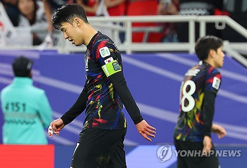 홍명보 대한민국 축구대표팀 감독은 10일 서울 종로구 축구회관에서 3월 A매치에 열리는 2026 국제축구연맹(FIFA) 북중미 월드컵(캐나다-미국-멕시코 공동개최) 아시아지역 3차 예선 B조 7~8차전에 나설 28명의 대표팀 명단을 발표했다. 대표팀은 오는 20일 오후 8시 고양종합운동장에서 오만과 7차전을 치른 뒤, 25일 같은 시각 수원월드컵경기장에서 요르단과 8차전을 치른다. 이번 명단엔 손흥민과 황희찬, 이강인, 김민재 등 주축 선수들이 모두 승선했다. 아울러 양민혁, 엄지성, 배준호, 양현준 등 영건들도 모두 들어와 신구 조화를 이뤘다. 연합뉴스