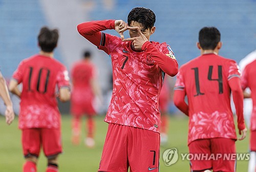 홍명보 대한민국 축구대표팀 감독은 10일 서울 종로구 축구회관에서 3월 A매치에 열리는 2026 국제축구연맹(FIFA) 북중미 월드컵(캐나다-미국-멕시코 공동개최) 아시아지역 3차 예선 B조 7~8차전에 나설 28명의 대표팀 명단을 발표했다. 대표팀은 오는 20일 오후 8시 고양종합운동장에서 오만과 7차전을 치른 뒤, 25일 같은 시각 수원월드컵경기장에서 요르단과 8차전을 치른다. 이번 명단엔 손흥민과 황희찬, 이강인, 김민재 등 주축 선수들이 모두 승선했다. 아울러 양민혁, 엄지성, 배준호, 양현준 등 영건들도 모두 들어와 신구 조화를 이뤘다. 연합뉴스