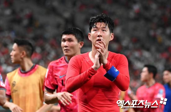 홍명보 대한민국 축구대표팀 감독은 10일 서울 종로구 축구회관에서 3월 A매치에 열리는 2026 국제축구연맹(FIFA) 북중미 월드컵(캐나다-미국-멕시코 공동개최) 아시아지역 3차 예선 B조 7~8차전에 나설 28명의 대표팀 명단을 발표했다. 대표팀은 오는 20일 오후 8시 고양종합운동장에서 오만과 7차전을 치른 뒤, 25일 같은 시각 수원월드컵경기장에서 요르단과 8차전을 치른다. 이번 명단엔 손흥민과 황희찬, 이강인, 김민재 등 주축 선수들이 모두 승선했다. 아울러 양민혁, 엄지성, 배준호, 양현준 등 영건들도 모두 들어와 신구 조화를 이뤘다. 엑스포츠뉴스DB