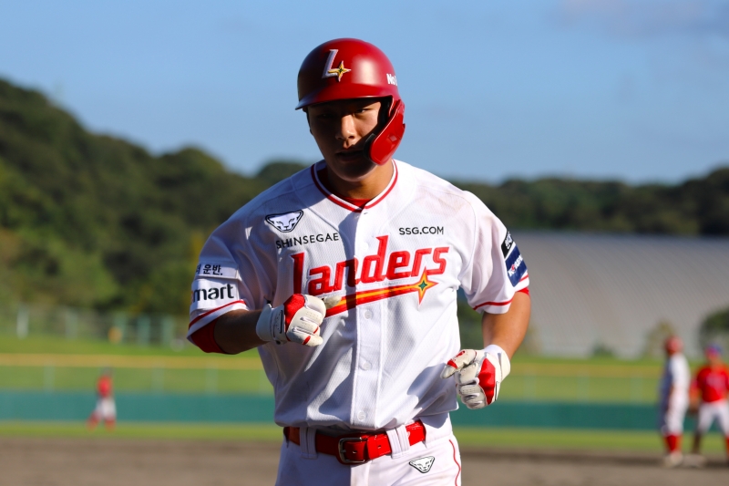 이숭용 감독이 이끄는 SSG는 10일 인천SSG랜더스필드에서 2025 KBO리그 한화 이글스와의 시범경기를 치른다. 한화전을 앞두고 SSG는 투수 최민준과 김현재, 내야수 최준우, 포수 신범수, 김규민을 콜업하고 신인 포수 이율예를 퓨처스팀으로 보냈다. SSG 랜더스