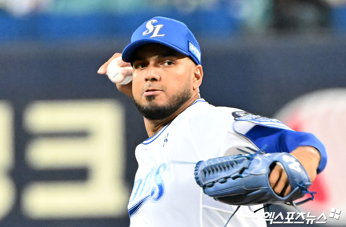 삼성 라이온즈 투수 데니 레예스가 지난해 포스트시즌 경기에 선발 등판해 투구하고 있다. 엑스포츠뉴스 DB