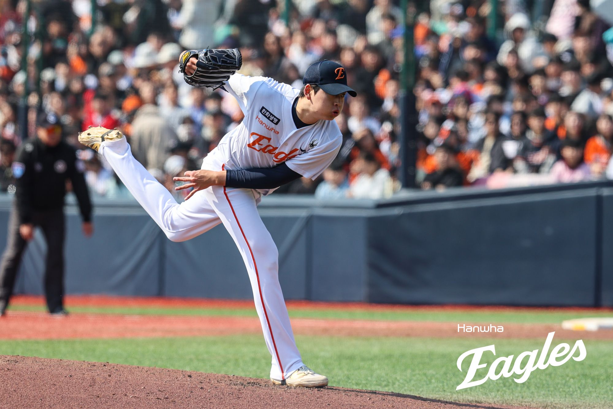 9일 청주야구장에서 열린 2025 KBO리그 두산 베어스와 한화 이글스의 경기, 한화 조동욱이 공을 힘차게 던지고 있다. 한화 이글스