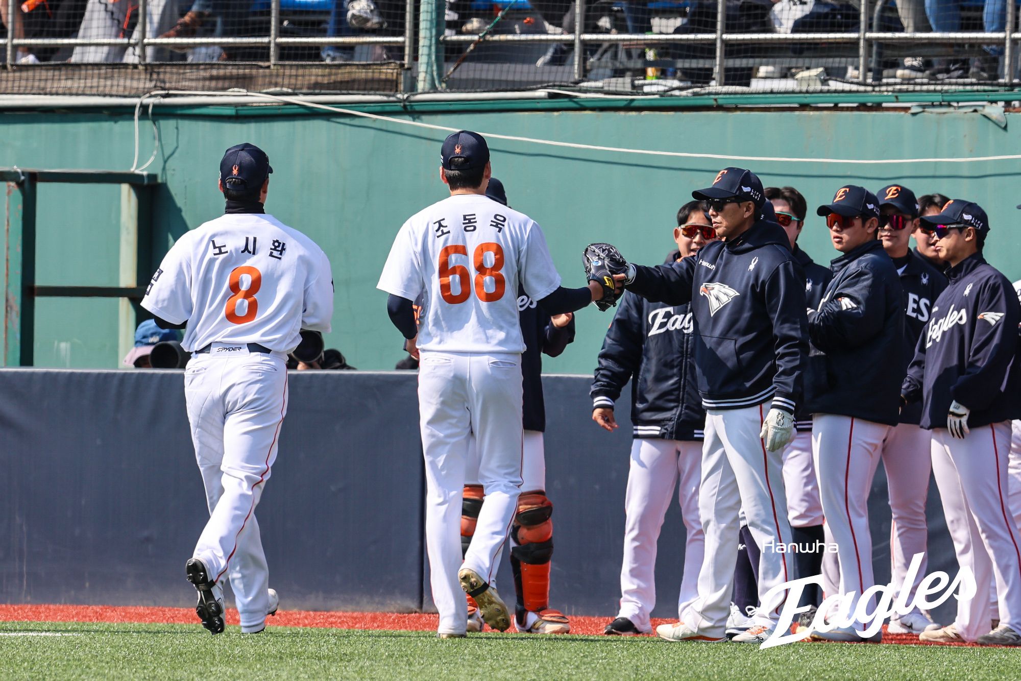 9일 청주야구장에서 열린 2025 KBO리그 두산 베어스와 한화 이글스의 경기, 한화 조동욱이 투구를 마친 후 하이파이브를 하고 있다. 한화 이글스