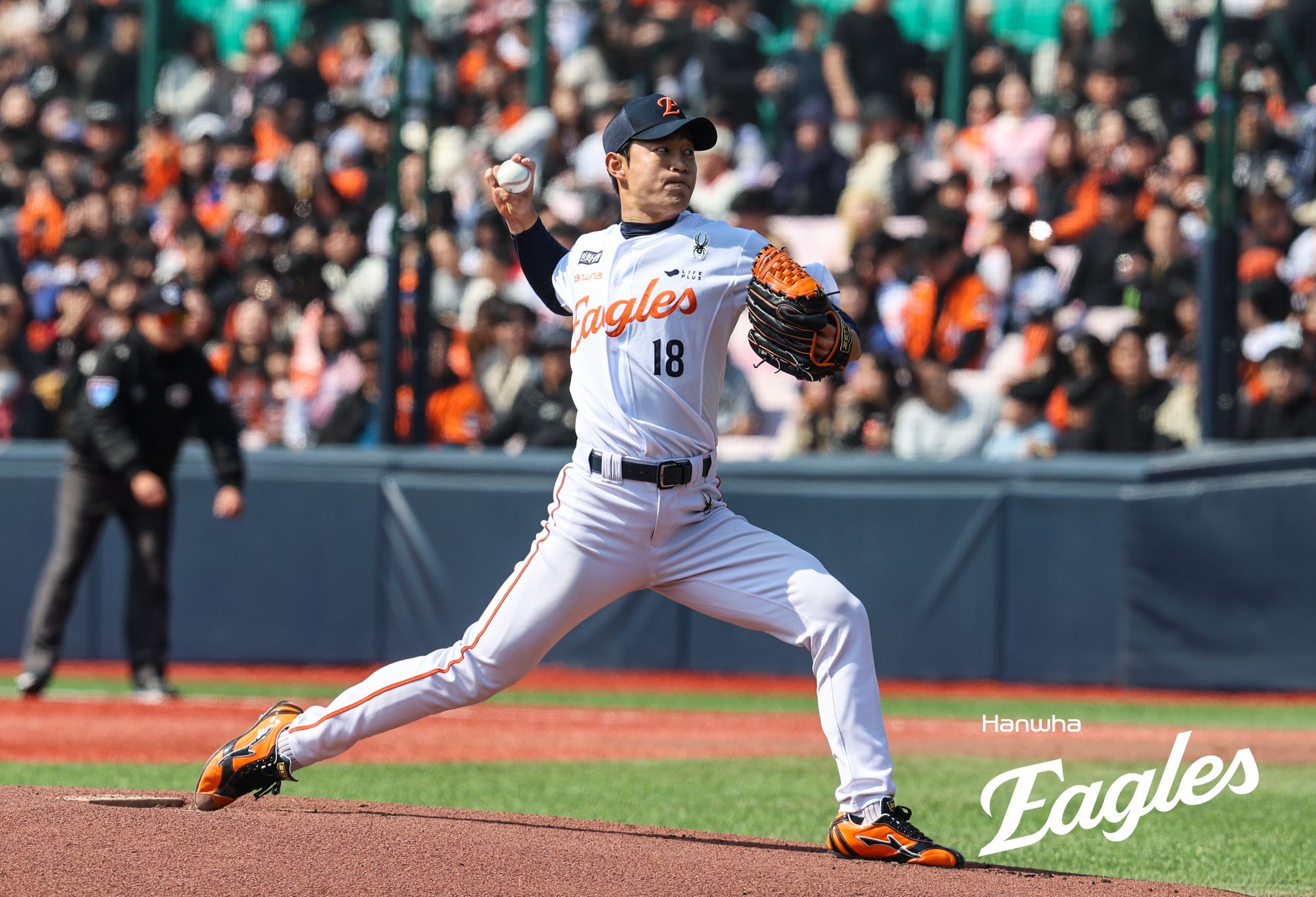 9일 청주야구장에서 열린 2025 KBO리그 두산 베어스와 한화 이글스의 경기, 한화 선발 이상규가 공을 힘차게 던지고 있다. 한화 이글스