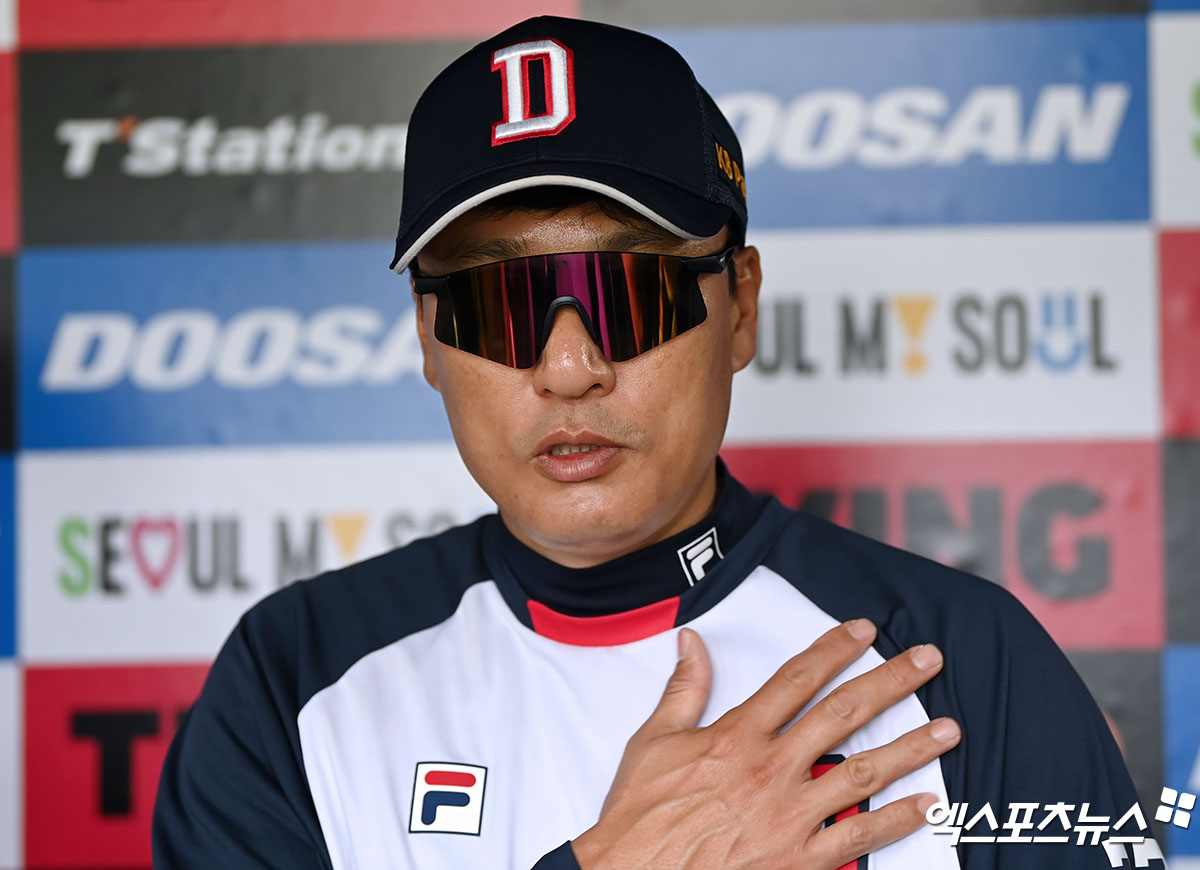 두산 베어스 이승엽 감독이 지난해 정규시즌 경기를 앞두고 취재진과 인터뷰하고 있다. 엑스포츠뉴스 DB