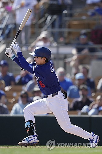 LA 다저스 김혜성이 미국 메이저리그 시범경기에서 타격하고 있다. AP/연합뉴스