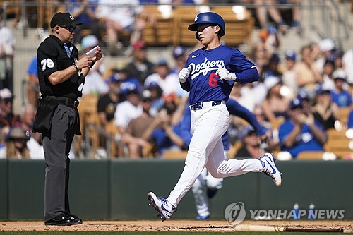 LA 다저스 김혜성이 미국 메이저리그 시범경기에서 주루하고 있다. AP/연합뉴스