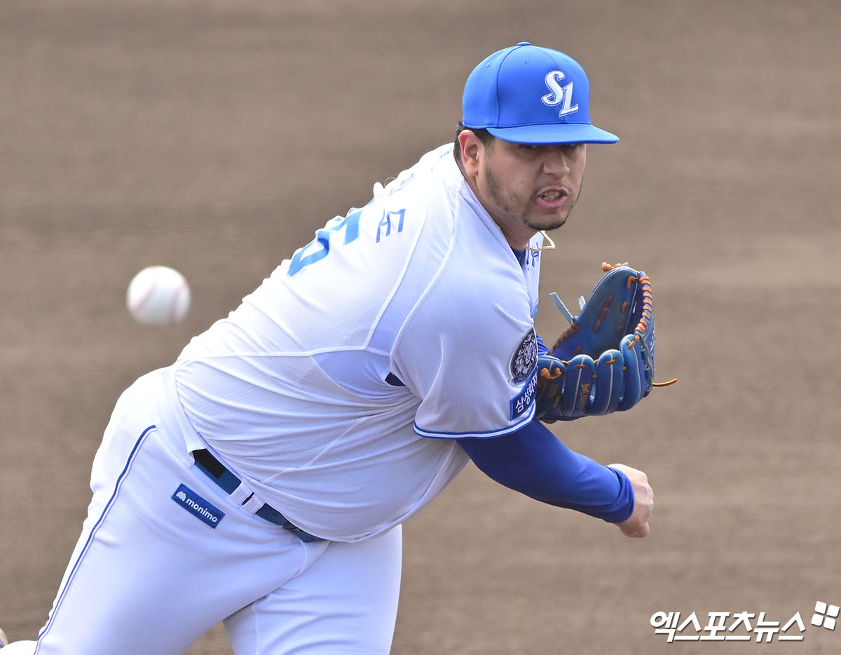 삼성 라이온즈 아리엘 후라도가 올해 스프링캠프 연습경기에 등판해 투구하고 있다. 엑스포츠뉴스 DB