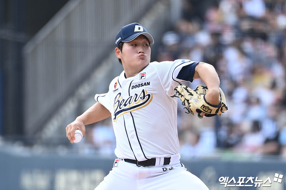 두산 베어스 김택연이 지난해 정규시즌 경기에 등판해 역투하고 있다. 엑스포츠뉴스 DB