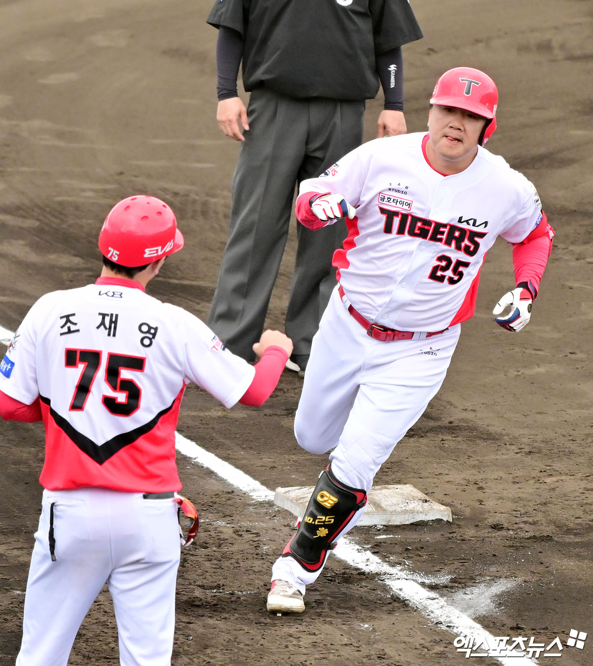 KIA 타이거즈 외야수 이우성(오른쪽)이 10일 창원NC파크에서 열린 2025 신한 SOL Bank KBO 시범경기 3차전에서 NC 다이노스를 상대로 솔로 홈런을 기록했다. 사진 엑스포츠뉴스 DB